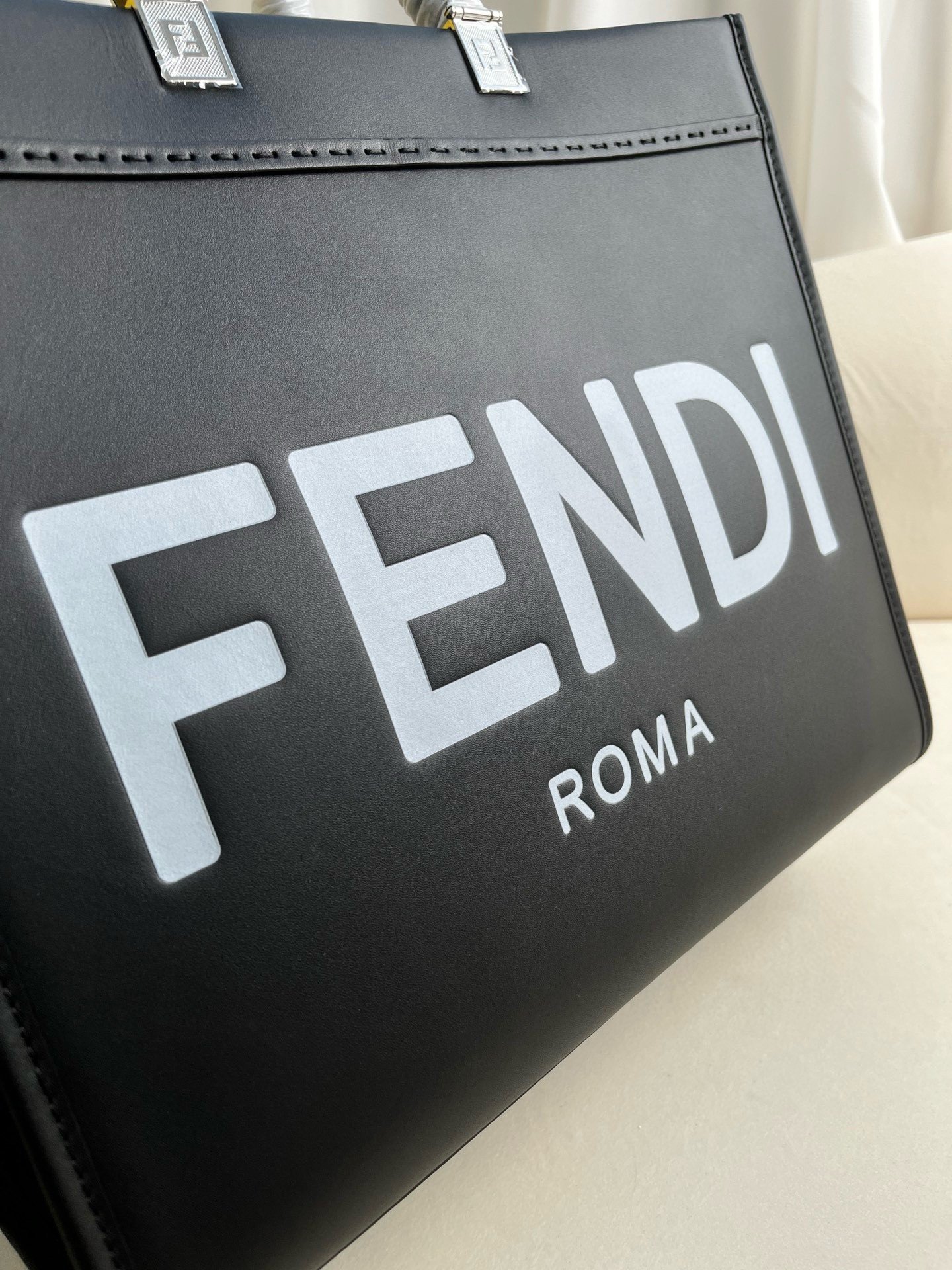 Fendi Sunshine Medium Tote Bag In Noir Calfskin