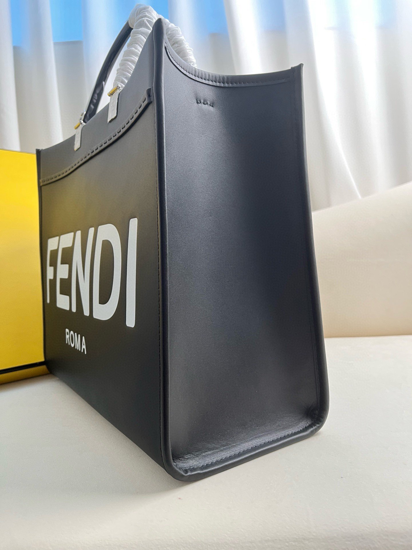 Fendi Sunshine Medium Tote Bag In Noir Calfskin