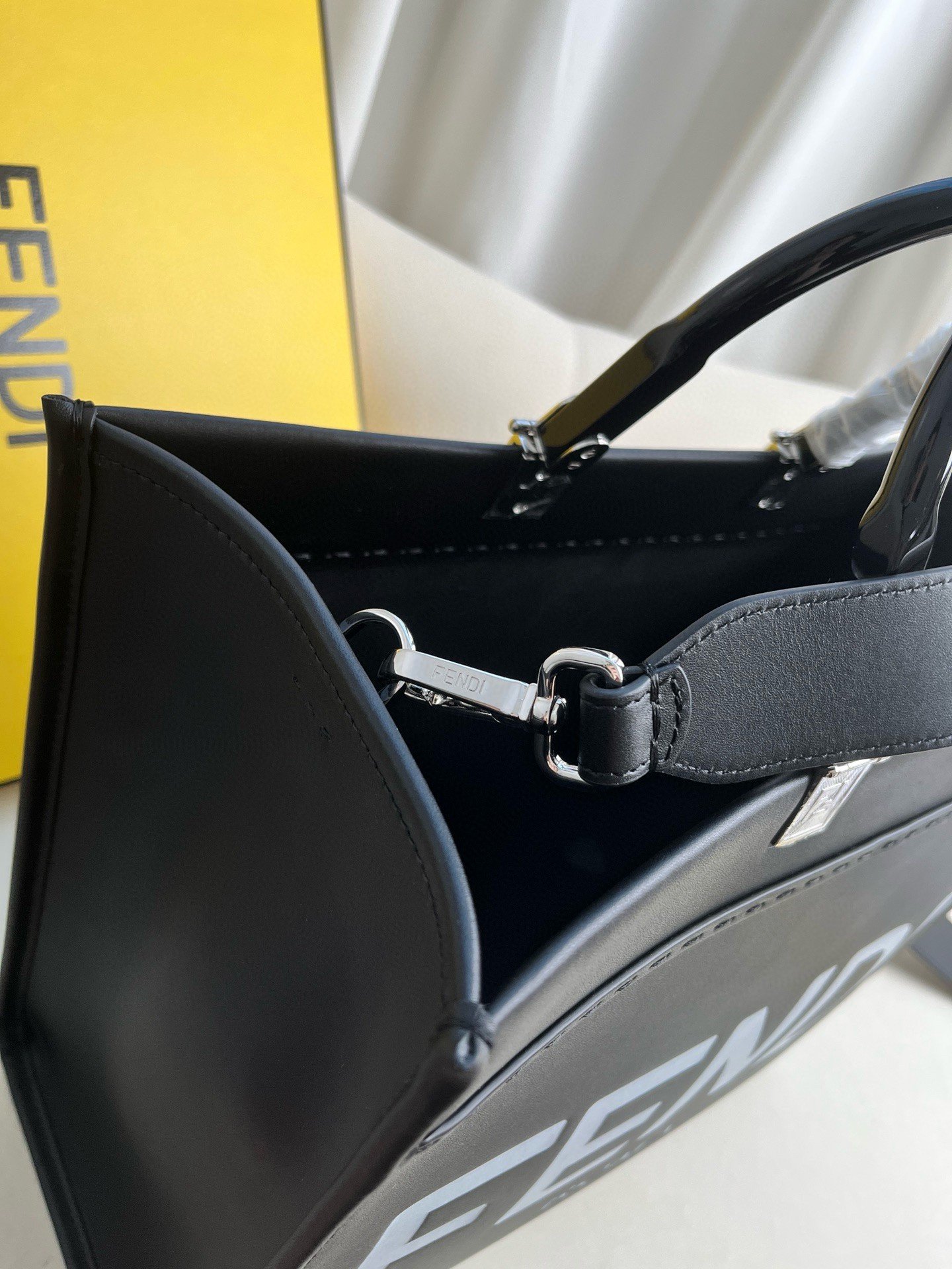 Fendi Sunshine Medium Tote Bag In Noir Calfskin