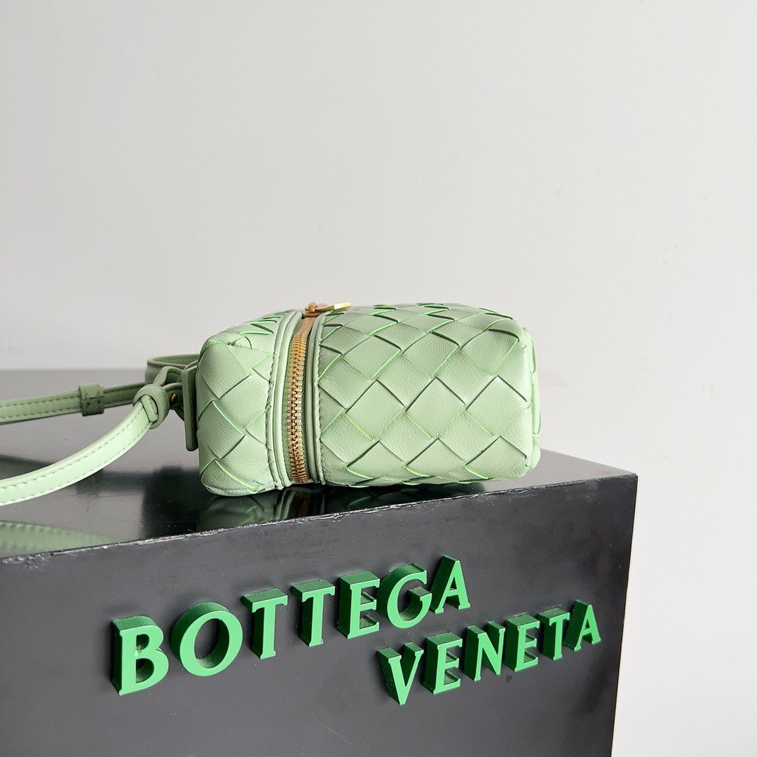 Bottega Veneta Bang Bang Vanity Case in Mint Intrecciato Leather