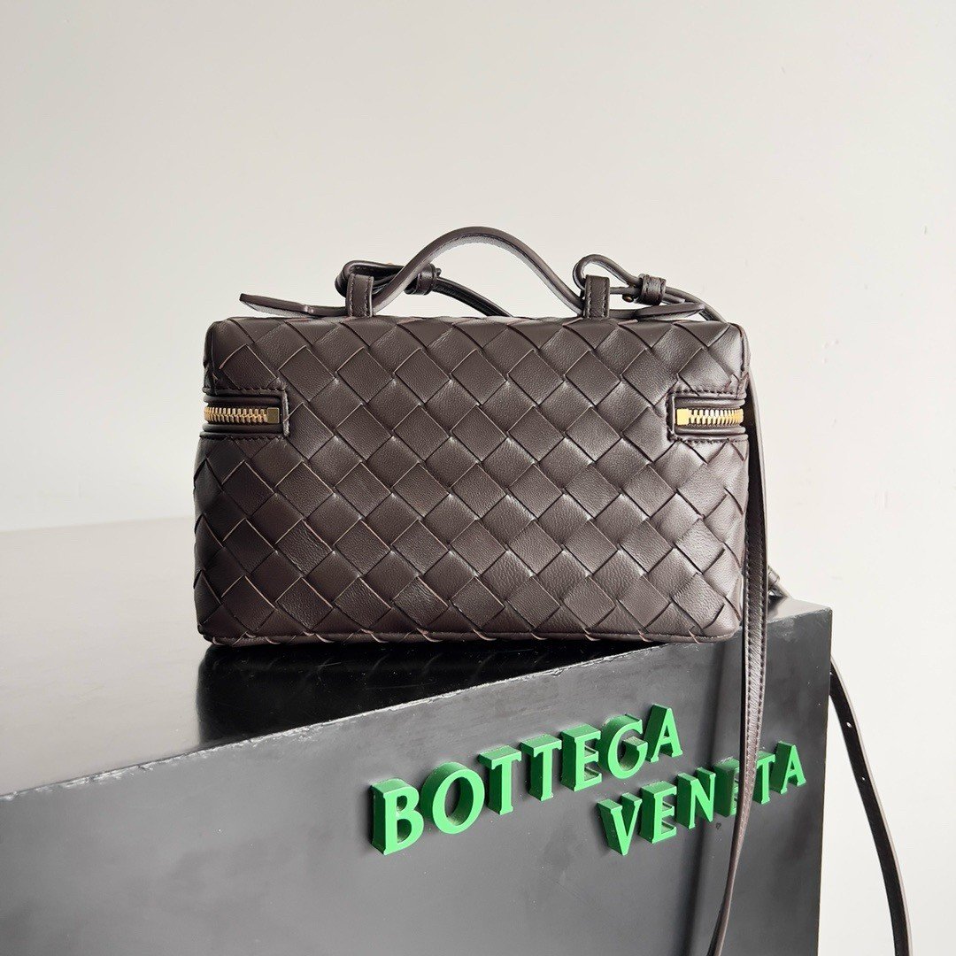 Bottega Veneta Bang Bang Vanity Case in Fondant Intrecciato Leather