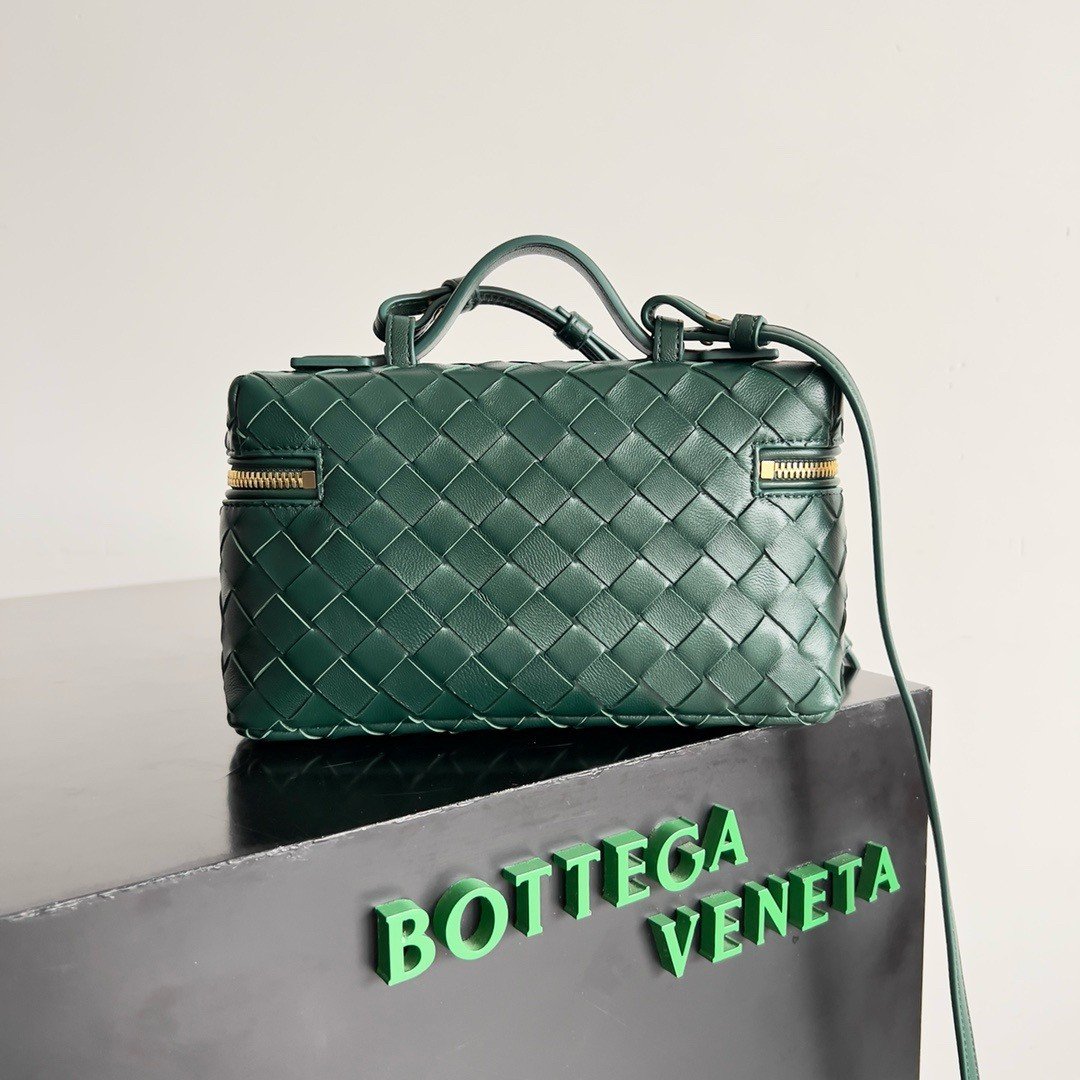 Bottega Veneta Bang Bang Vanity Case in Green Intrecciato Leather