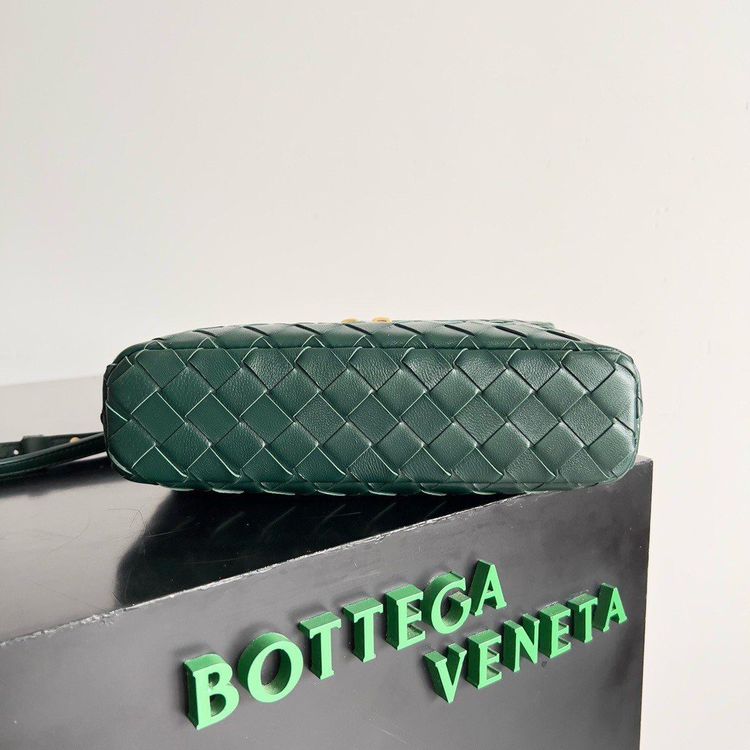 Bottega Veneta Bang Bang Vanity Case in Green Intrecciato Leather