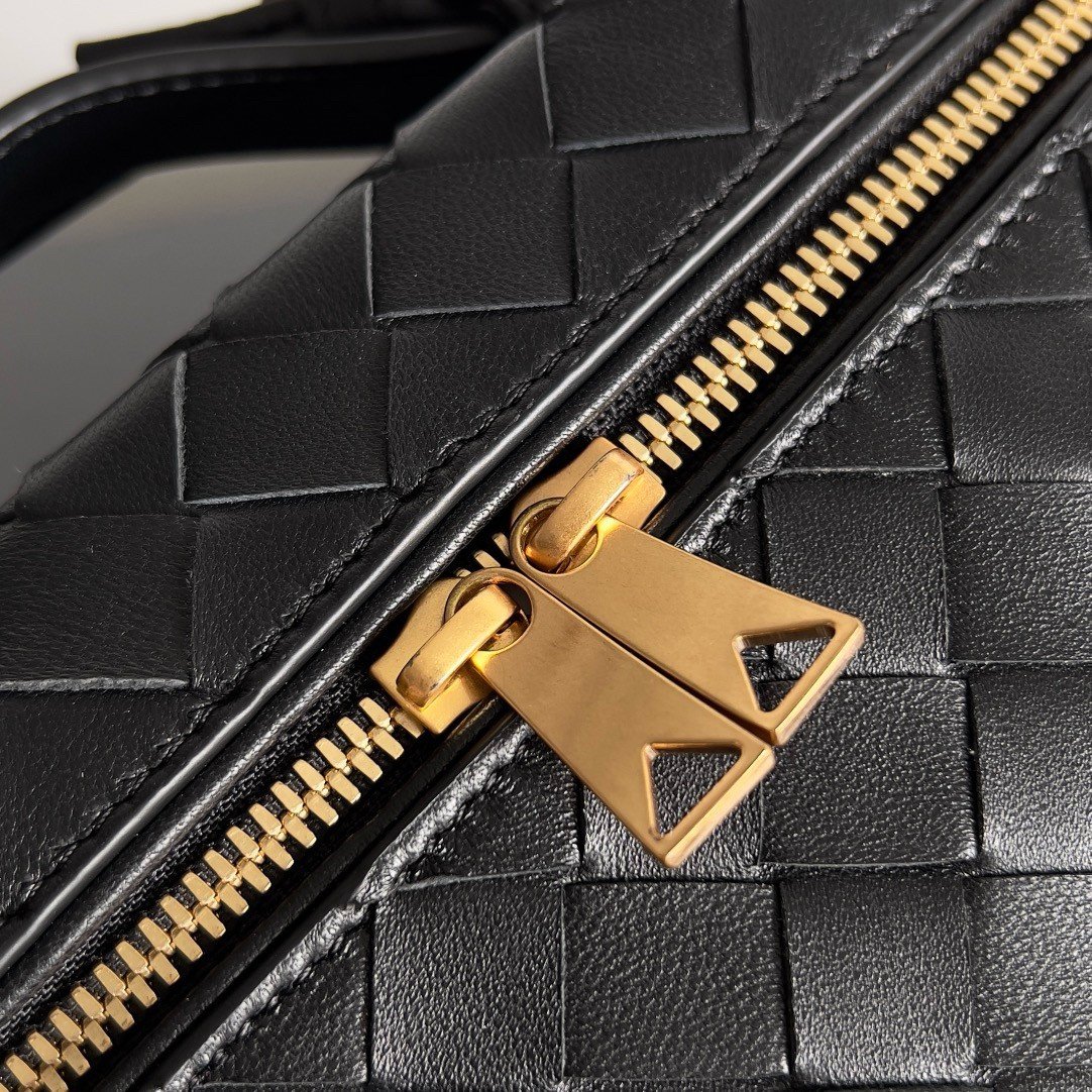 Bottega Veneta Bang Bang Vanity Case in Black Intrecciato Leather