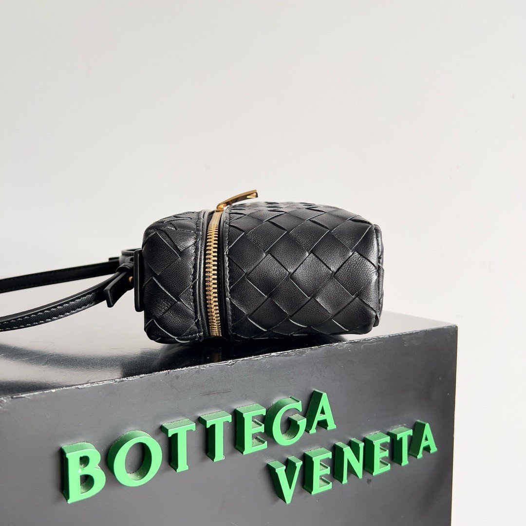 Bottega Veneta Bang Bang Vanity Case in Black Intrecciato Leather