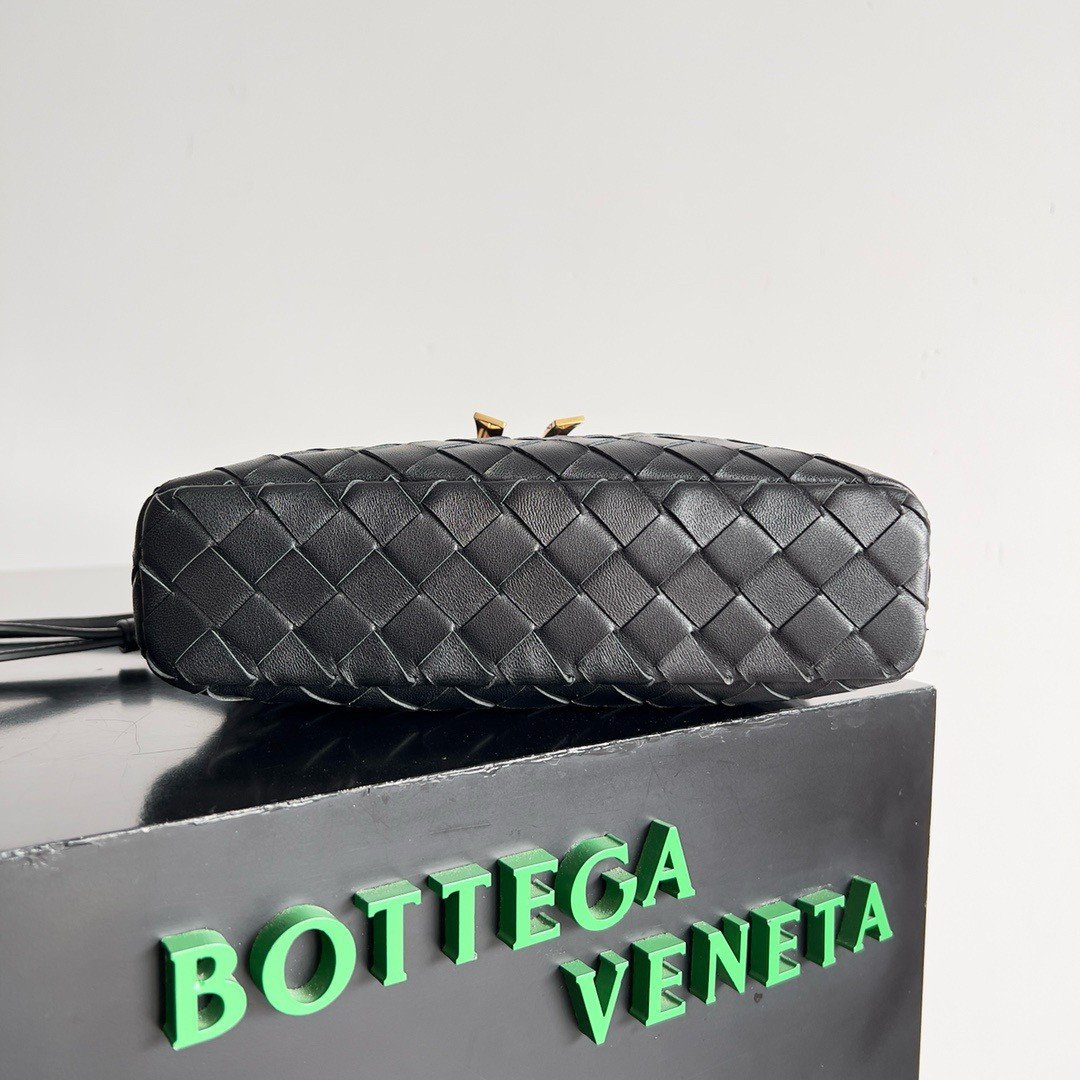 Bottega Veneta Bang Bang Vanity Case in Black Intrecciato Leather