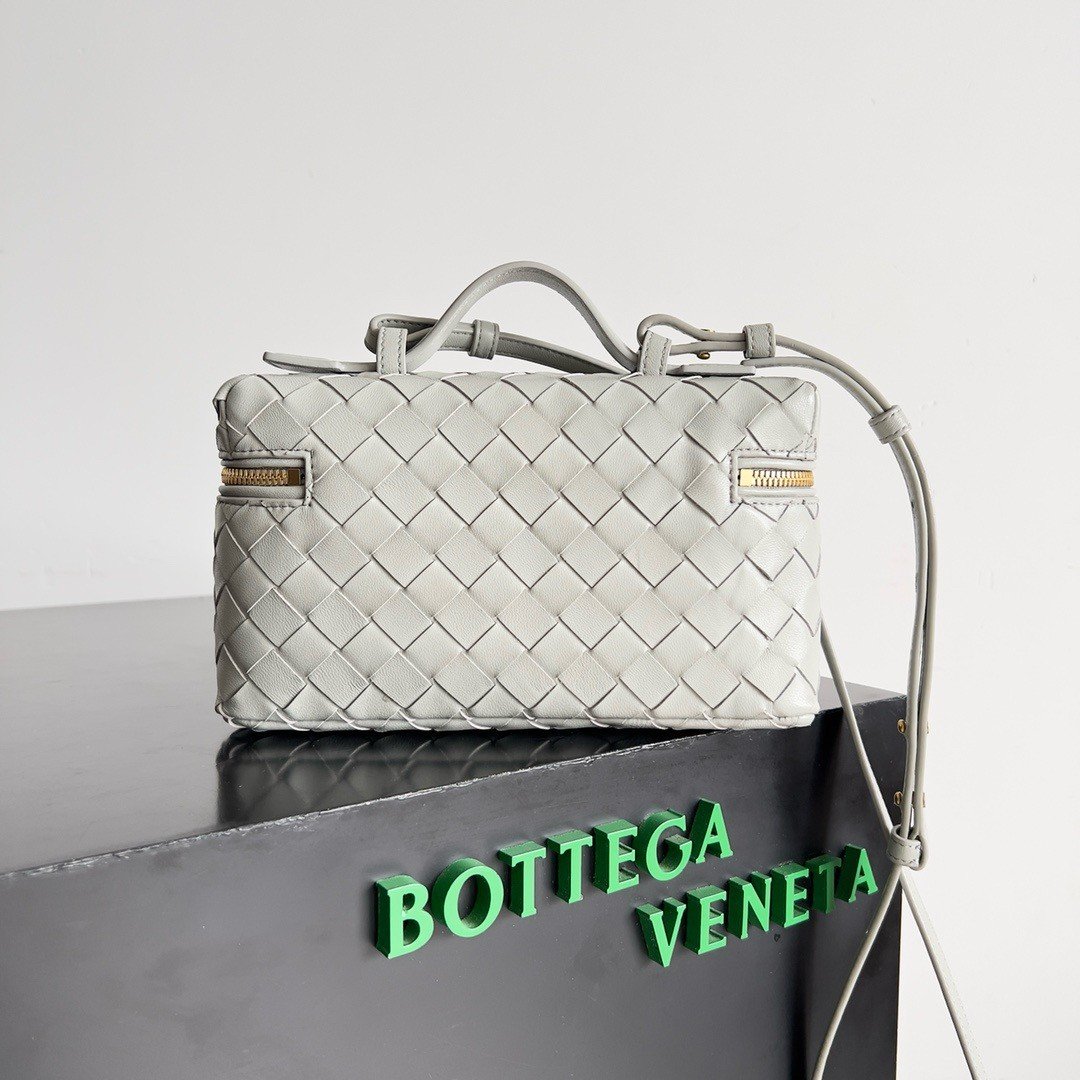 Bottega Veneta Bang Bang Vanity Case in Ivory Intrecciato Leather