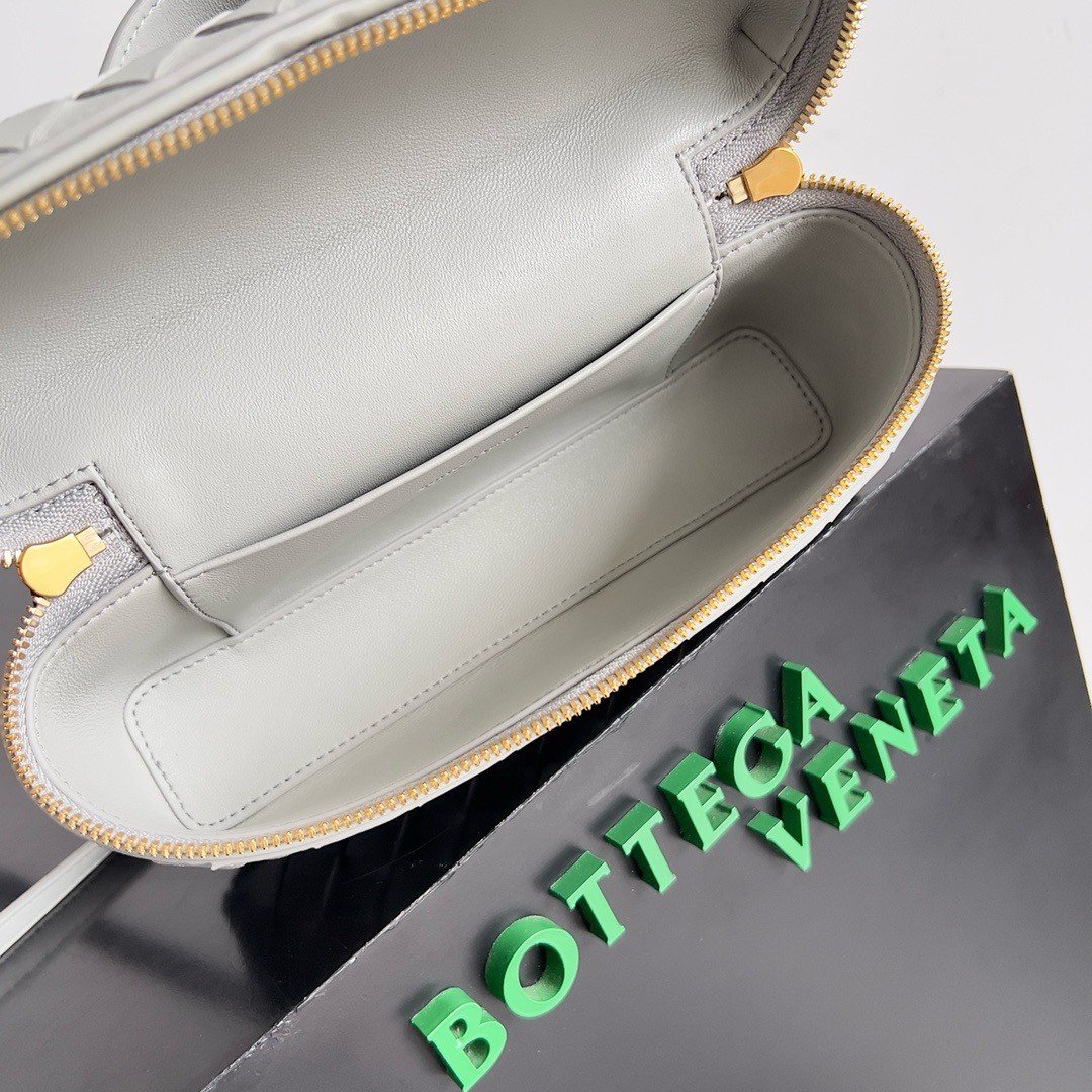 Bottega Veneta Bang Bang Vanity Case in Ivory Intrecciato Leather