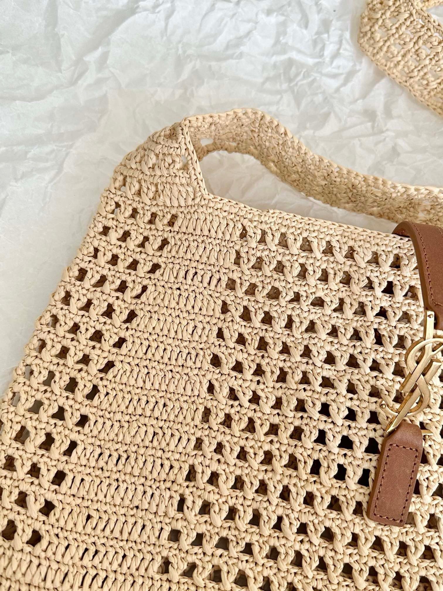 Saint Laurent Le 5 A 7 Medium Tote Bag in Naturel Raffia