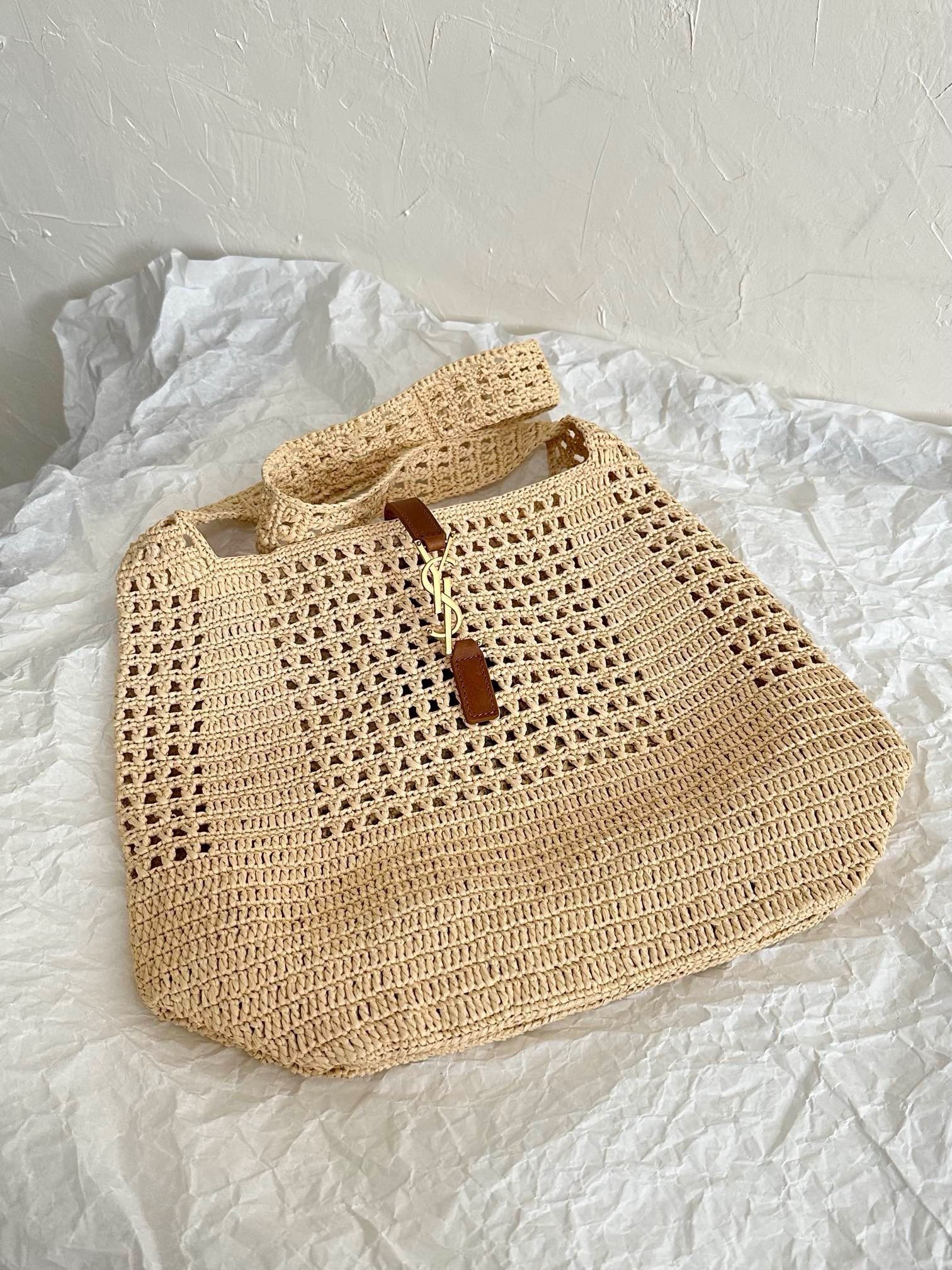 Saint Laurent Le 5 A 7 Medium Tote Bag in Naturel Raffia