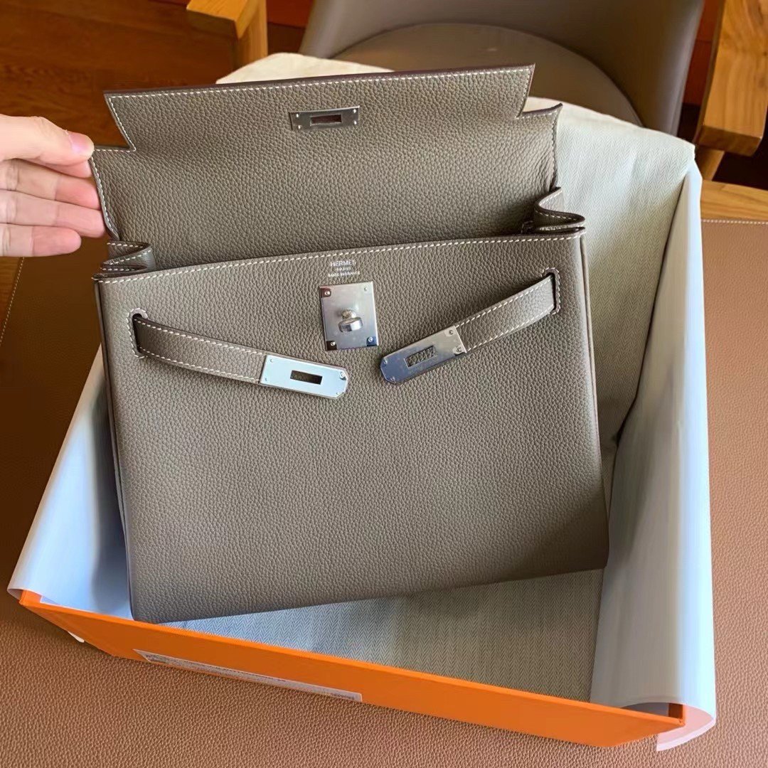 Hermes Kelly Retourne 28 Handmade Bag In Taupe Togo Leather