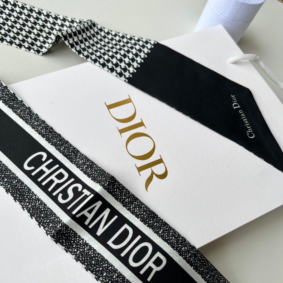 Dior 30 Montaigne Mitzah Scarf in Black and White Silk Twill