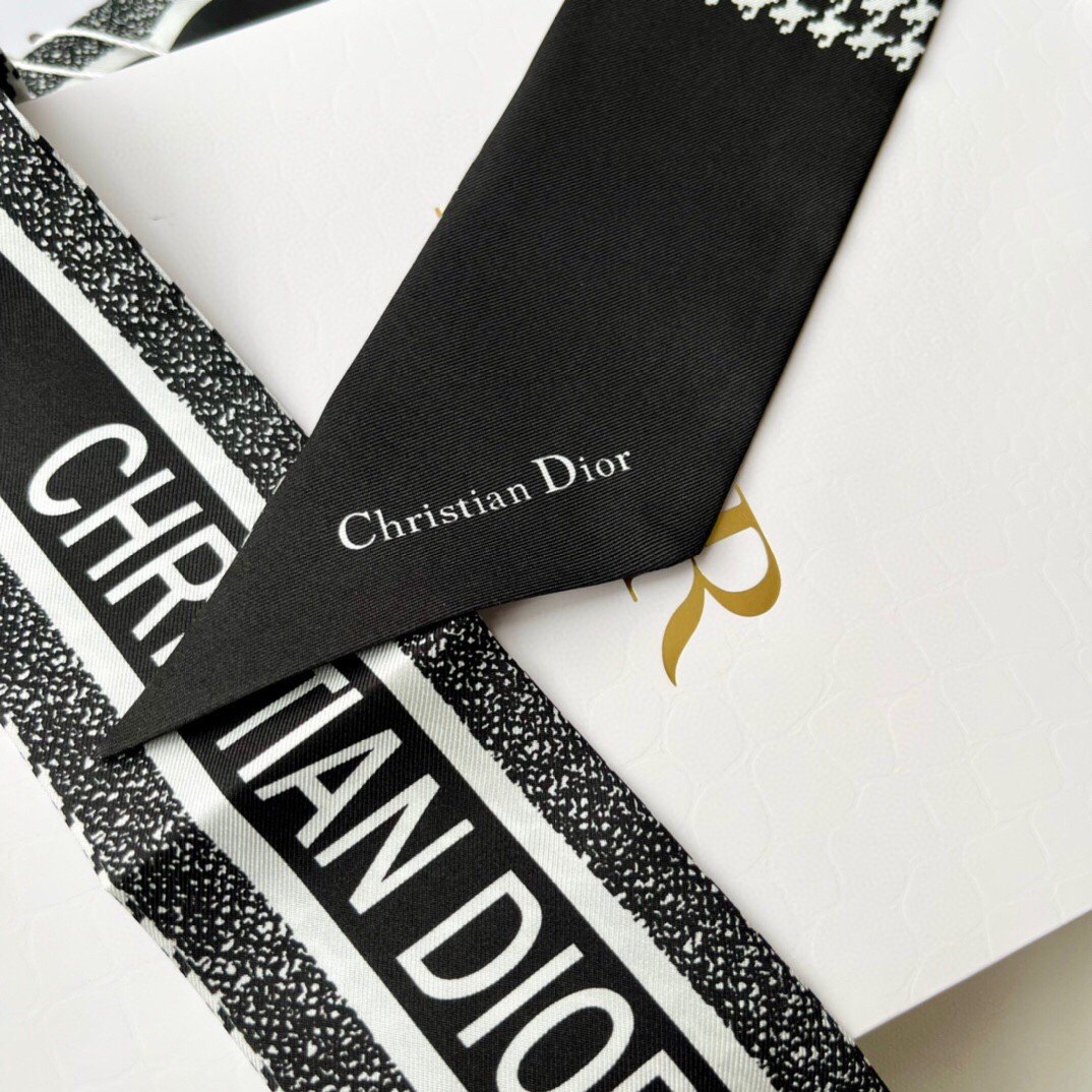 Dior 30 Montaigne Mitzah Scarf in Black and White Silk Twill