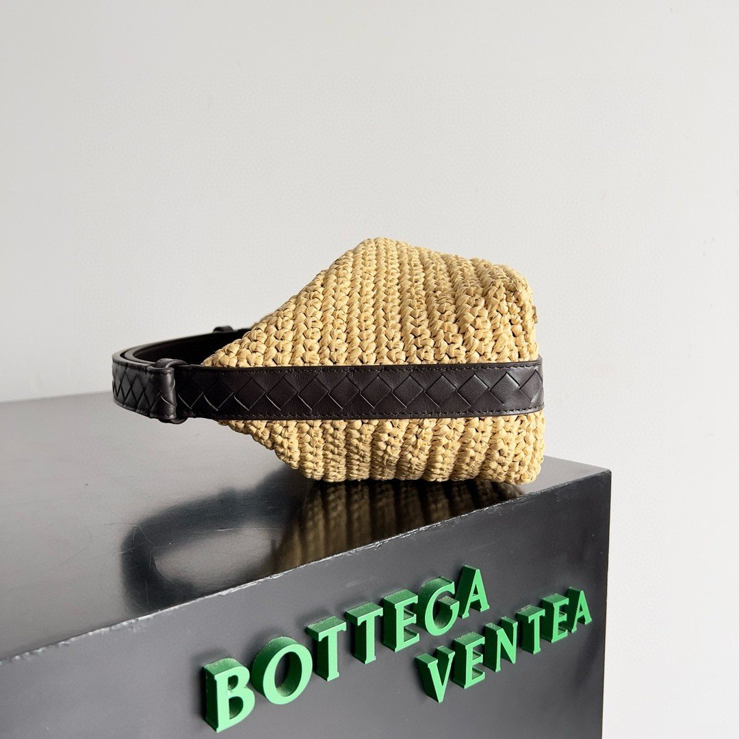 Bottega Veneta Mini Wallace Bag in Natural Raffia