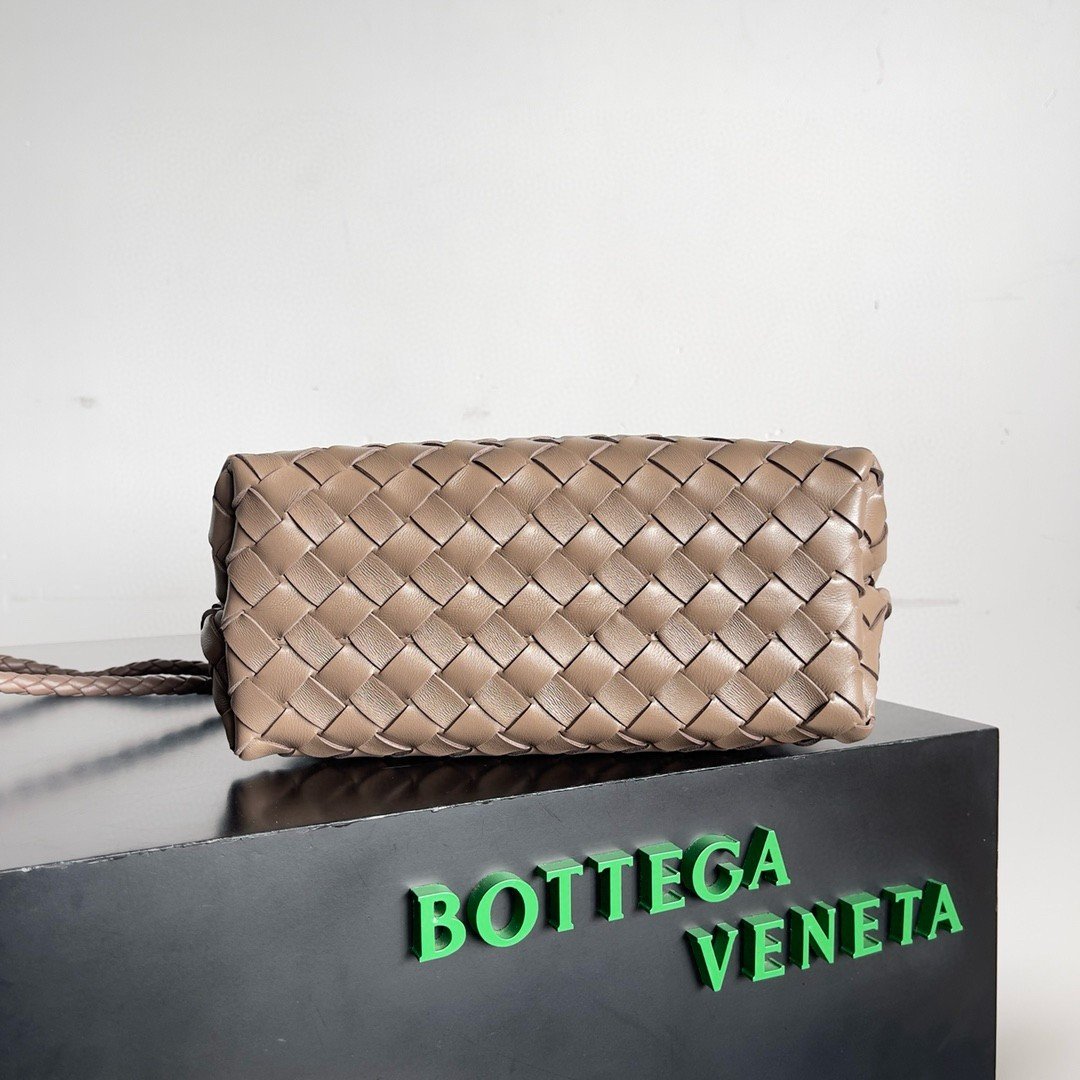 Bottega Veneta Andiamo Small Bag in Praline Intrecciato Lambskin