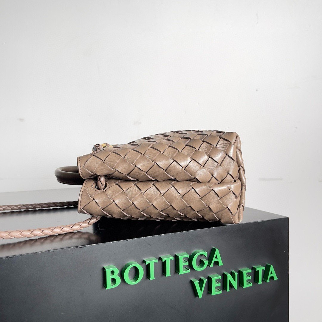 Bottega Veneta Andiamo Small Bag in Praline Intrecciato Lambskin