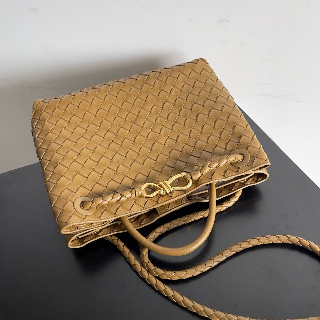 Bottega Veneta Medium Andiamo Bag In Praline Intrecciato Lambskin