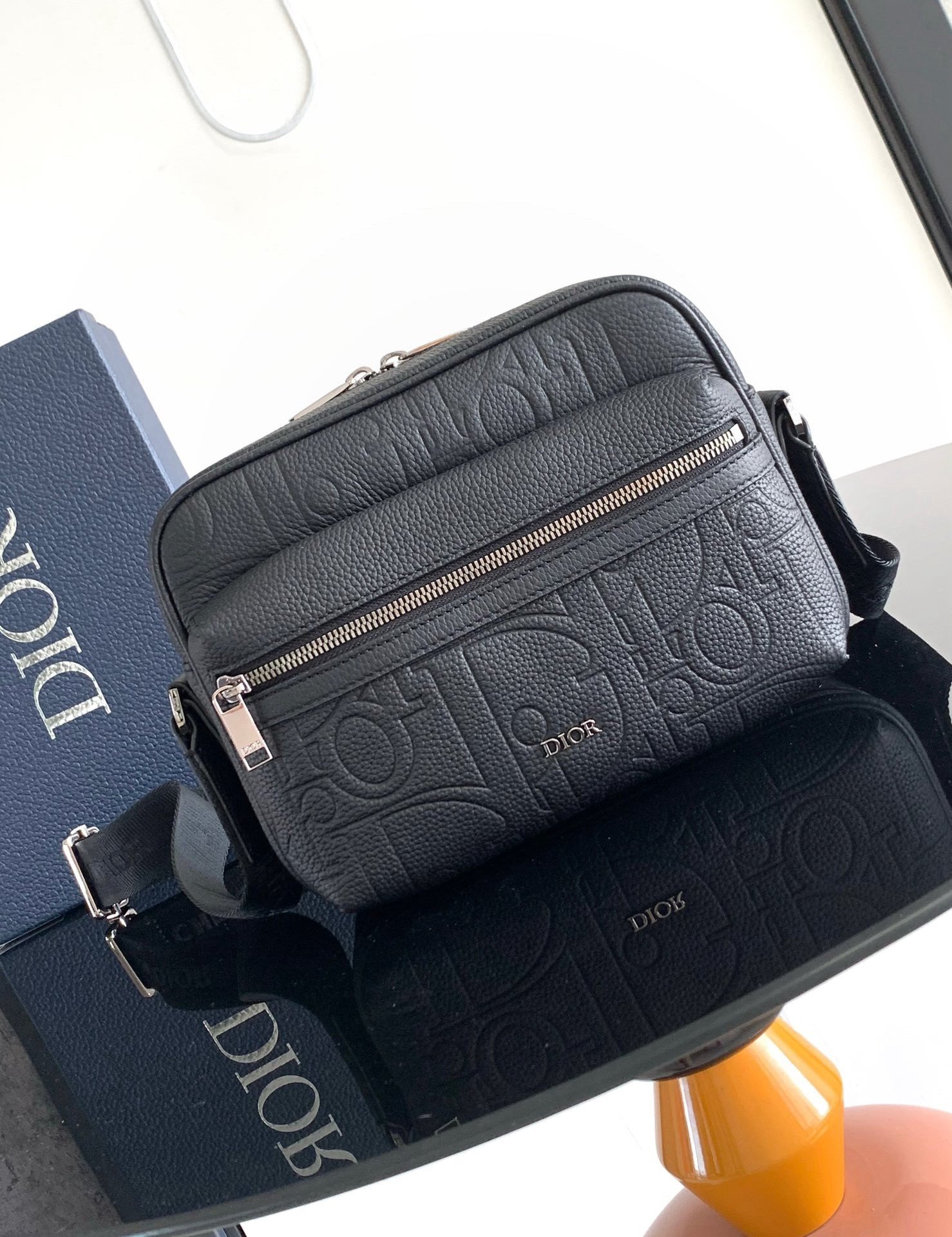 Dior Rider 2.0 Zipped Messenger Bag in Black Gravity Leather