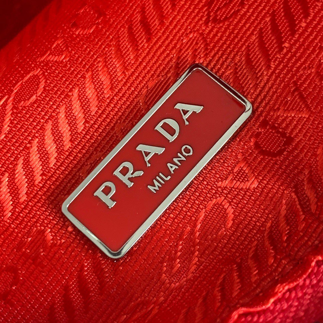 Prada Re-Edition 2005 Shoulder Bag In Red Re-Nylon