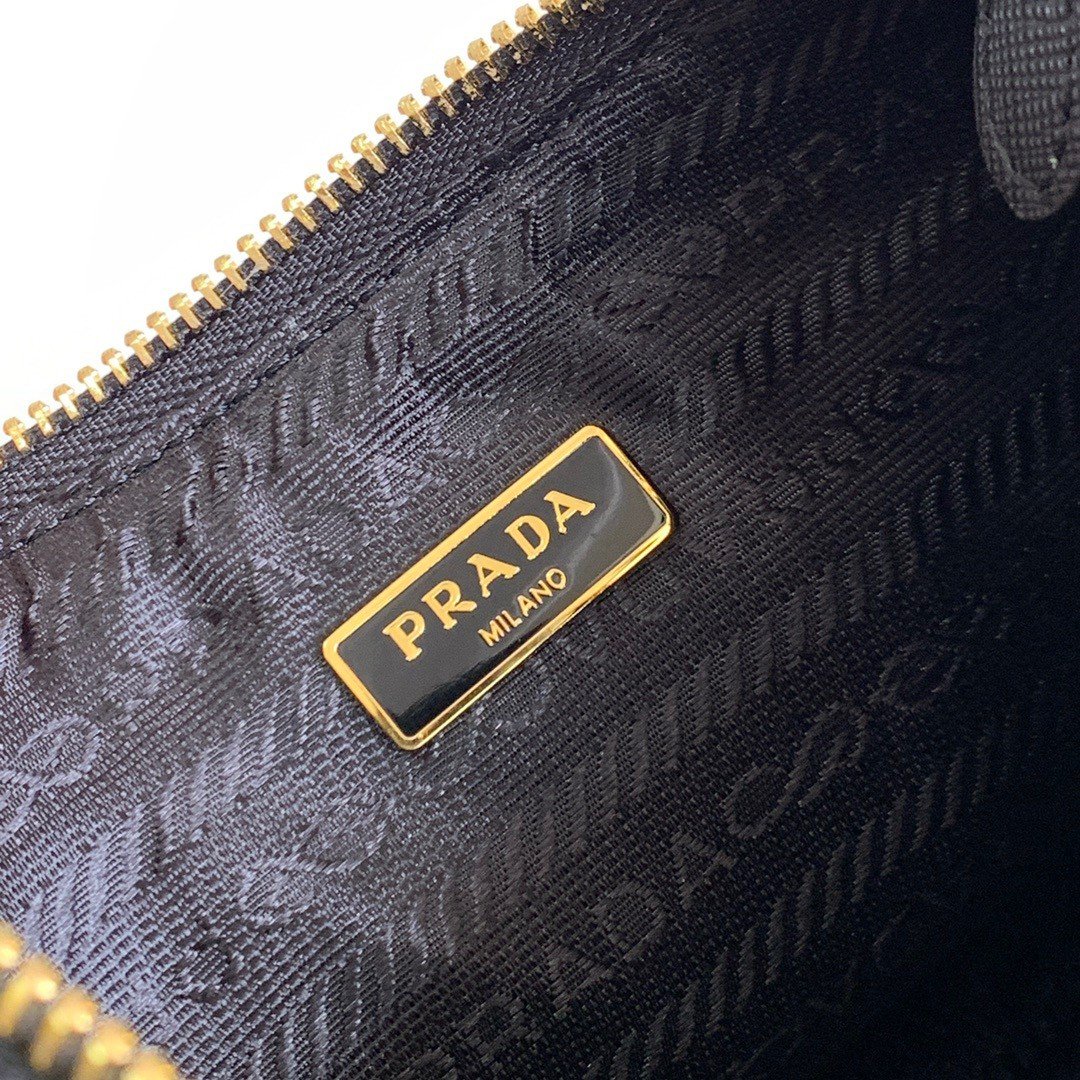 Prada Re-Edition 2005 Shoulder Bag In Black Saffiano Leather