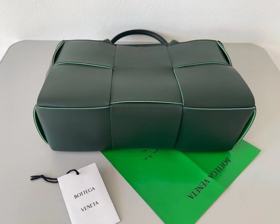 Bottega Veneta Arco Small Tote In Green Intrecciato Lambskin