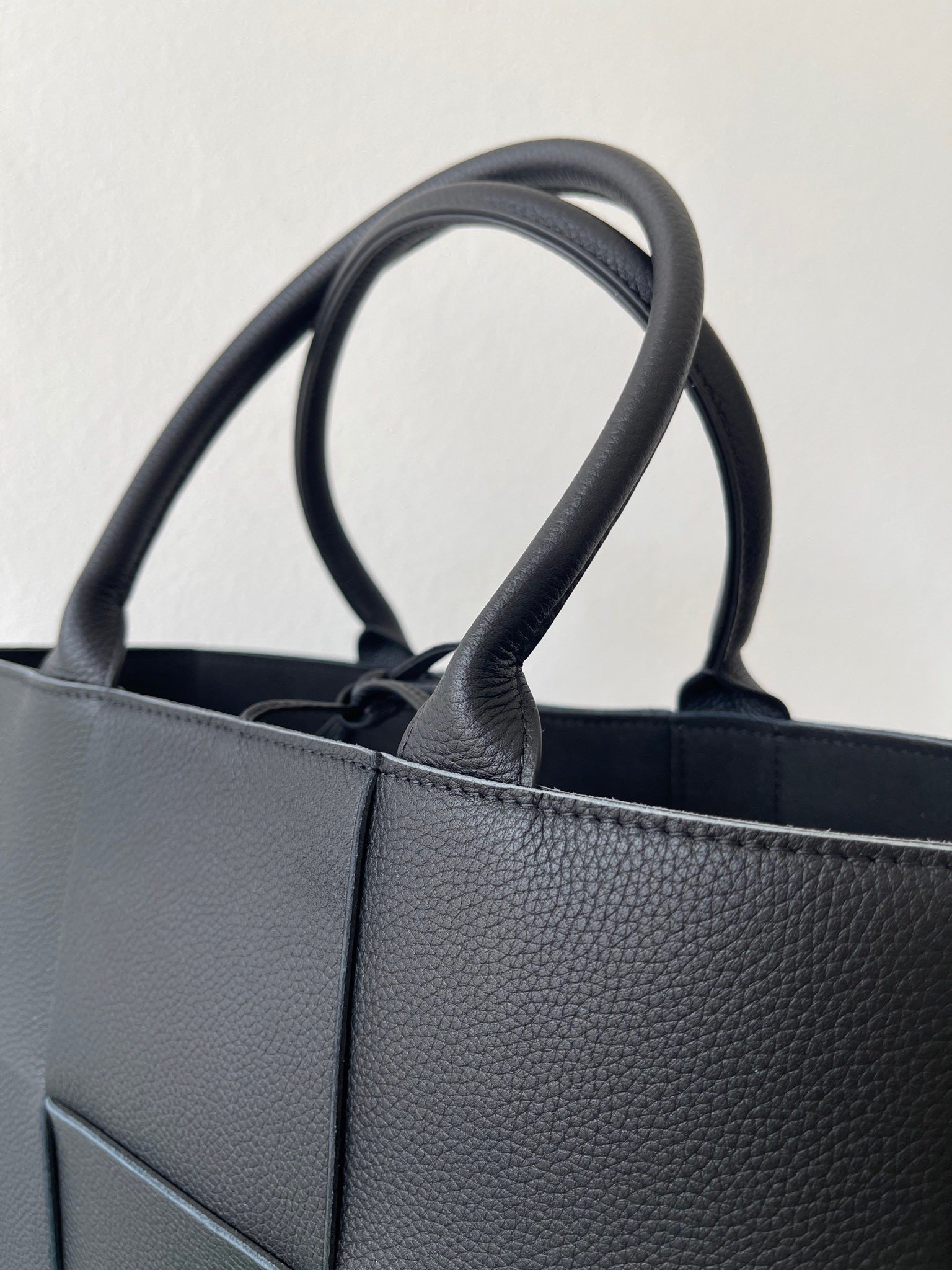 Bottega Veneta Arco Small Tote In Black Grained Calfskin