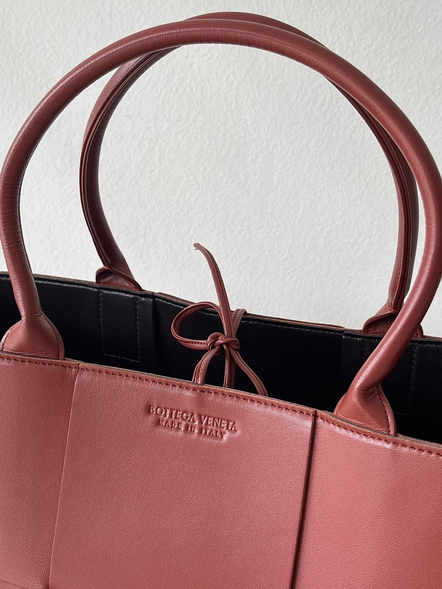 Bottega Veneta Arco Medium Tote In Maple Intrecciato Lambskin