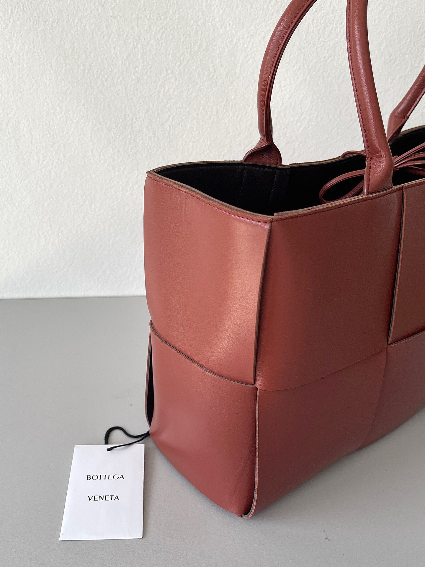 Bottega Veneta Arco Medium Tote In Maple Intrecciato Lambskin