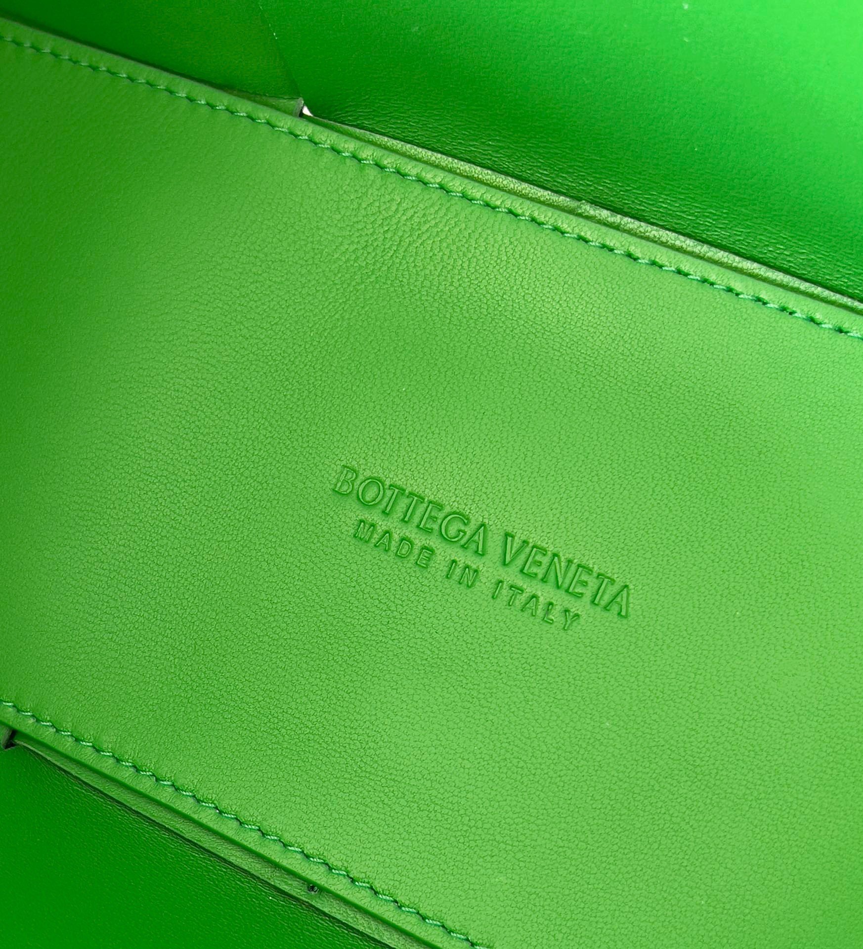 Bottega Veneta Arco Medium Tote In Green Intrecciato Lambskin