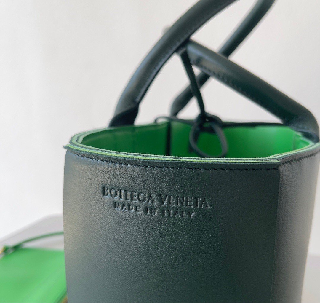 Bottega Veneta Arco Medium Tote In Green Intrecciato Lambskin