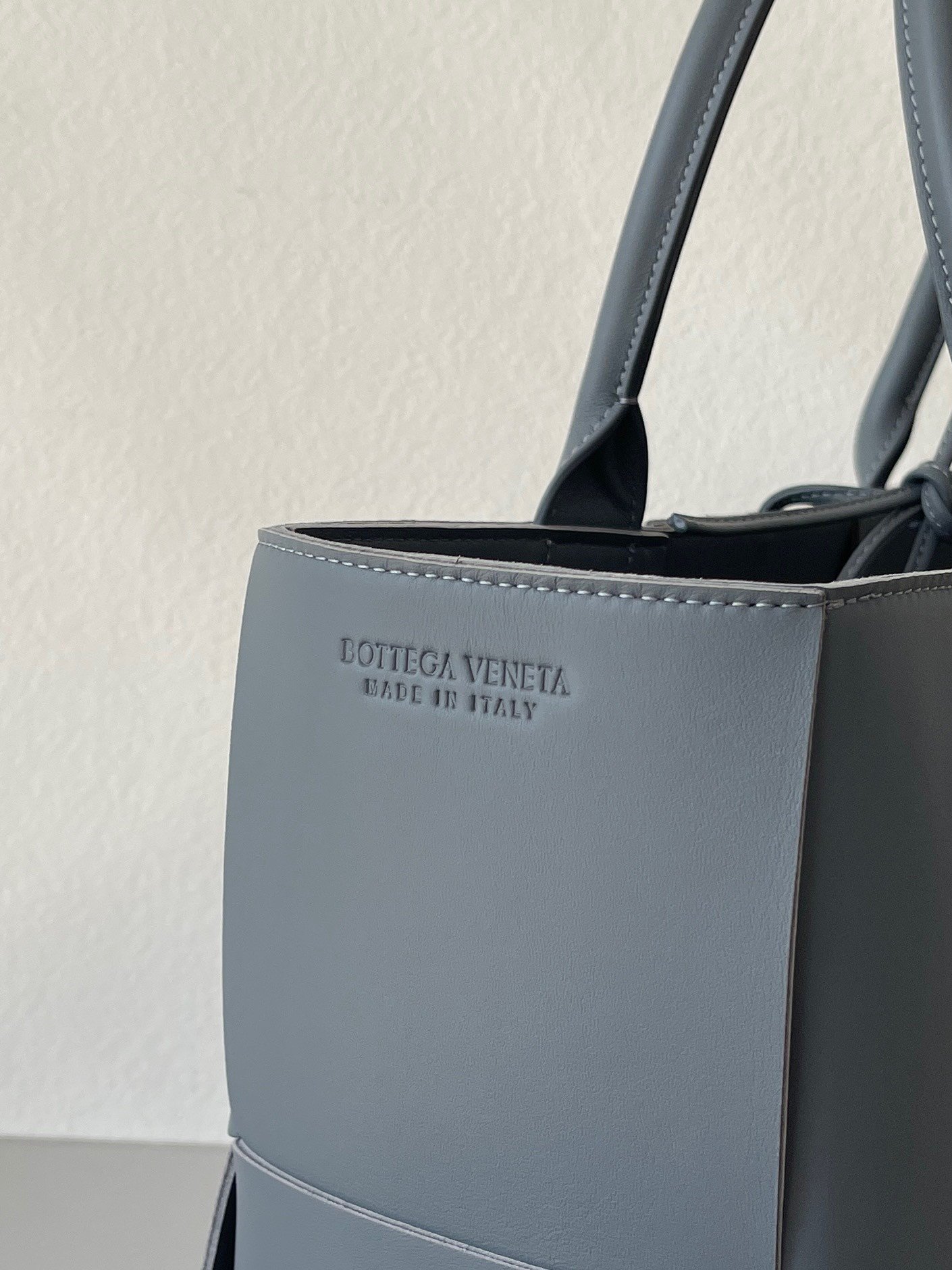 Bottega Veneta Arco Medium Tote In Thunder Intrecciato Lambskin