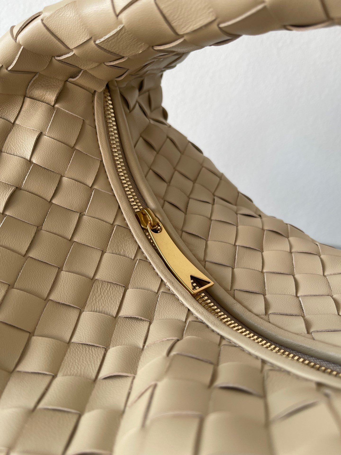 Bottega Veneta BV Jodie Teen Bag In Porridge Intrecciato Lambskin